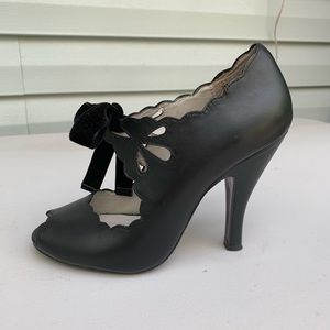 Mojo Moxy leather heels, size 7.